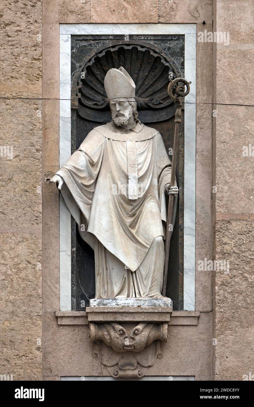 Figura di un santo sulla facciata principale della chiesa Gesu, via di porta Soprana, 2, Genova, Italia Foto Stock