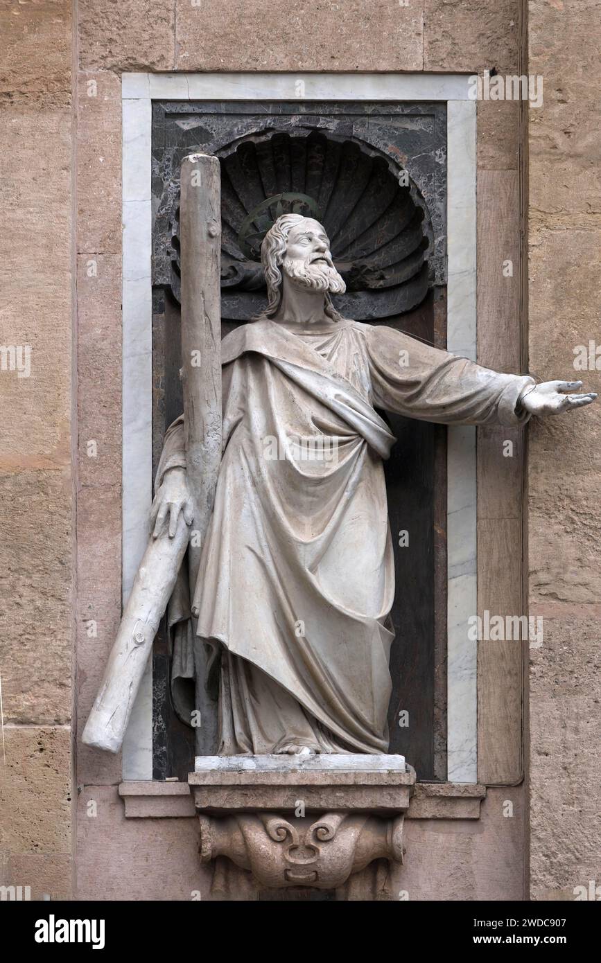 Scultura di Sant'Ambrogio sulla facciata esterna della Chiesa del Gesu, via di porta Soprana, 2, Genova, Italia Foto Stock