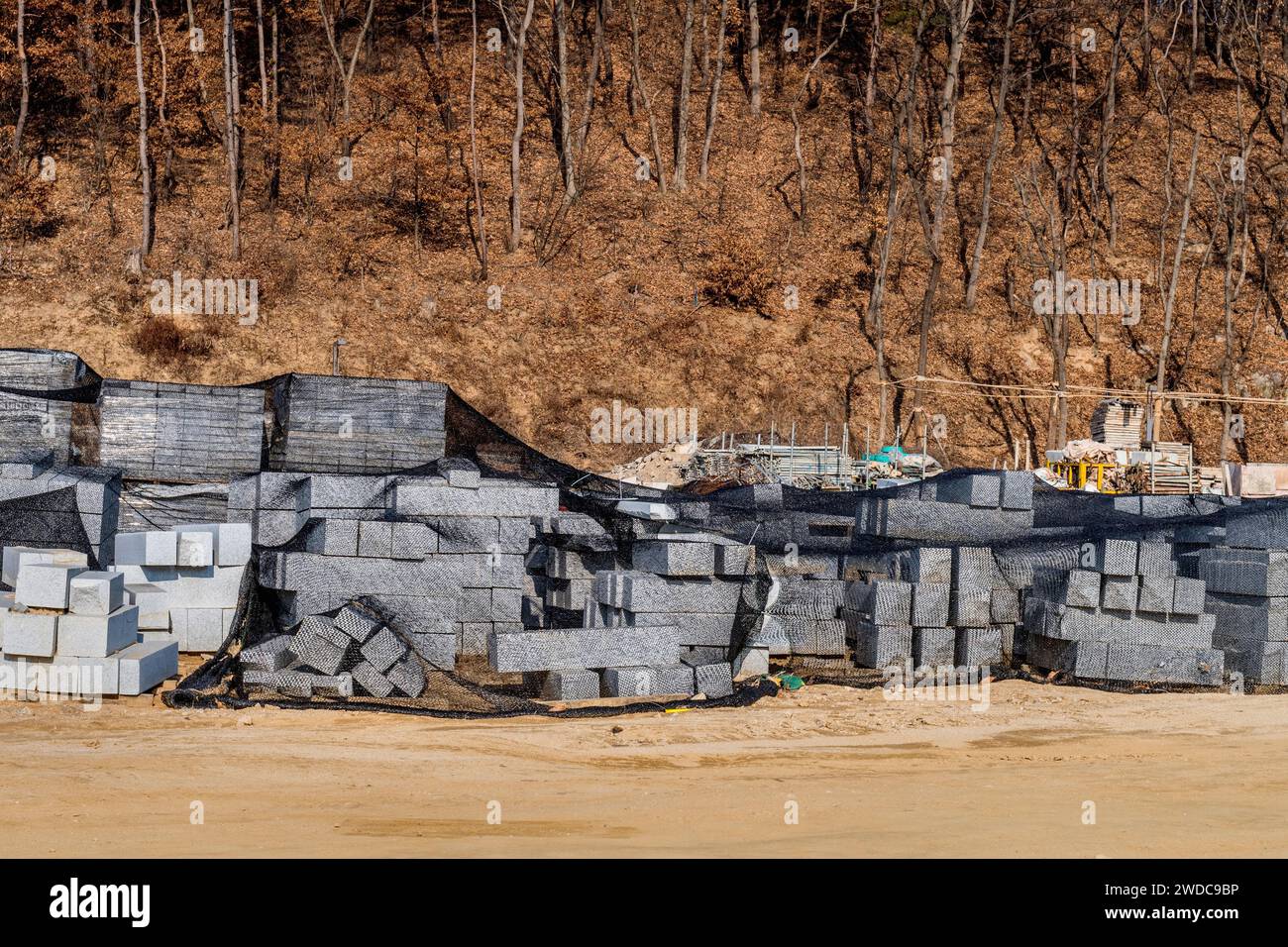 Pile di blocchi di calcestruzzo rivestiti con rete nera presso il nuovo cantiere, Corea del Sud, Corea del Sud, Corea del Sud, Corea del Sud Foto Stock