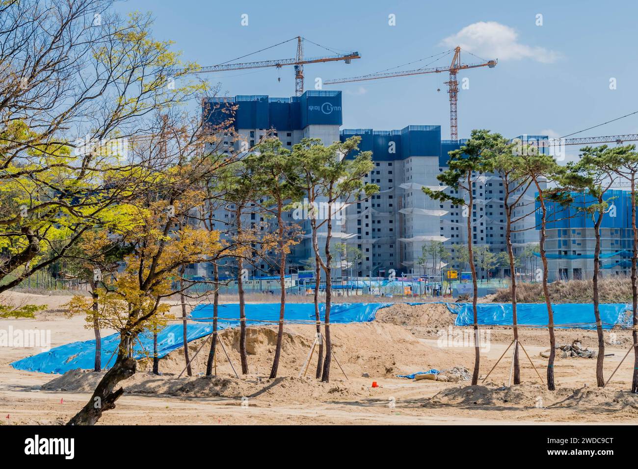 Daejeon, Corea del Sud, 18 aprile 2021: Paesaggio del cantiere con nuovi condomini in costruzione sullo sfondo, Corea del Sud, Sud Foto Stock