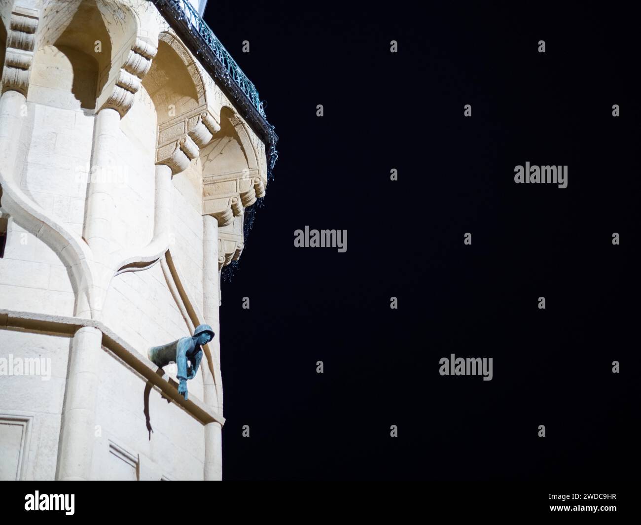 Il Caller, un guerriero di bronzo a mezza figura, torre del municipio, colpo notturno, Bad Radkersburg, Stiria, Austria Foto Stock