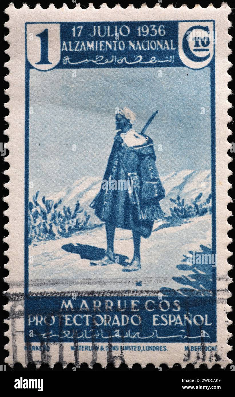 Uomo armato su un antico francobollo marocchino Foto Stock