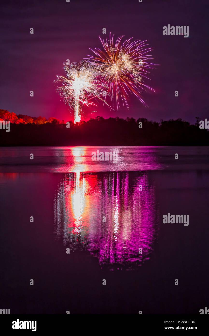 Fuochi d'artificio di Capodanno a Swansea sul lago Macquarie dell'Australia - riflesso colorato. Foto Stock