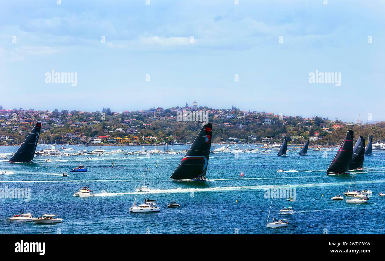 I leader degli yacht a vela Supermaxi al porto di Sydney partono verso Hobart in una gara di yacht. Foto Stock