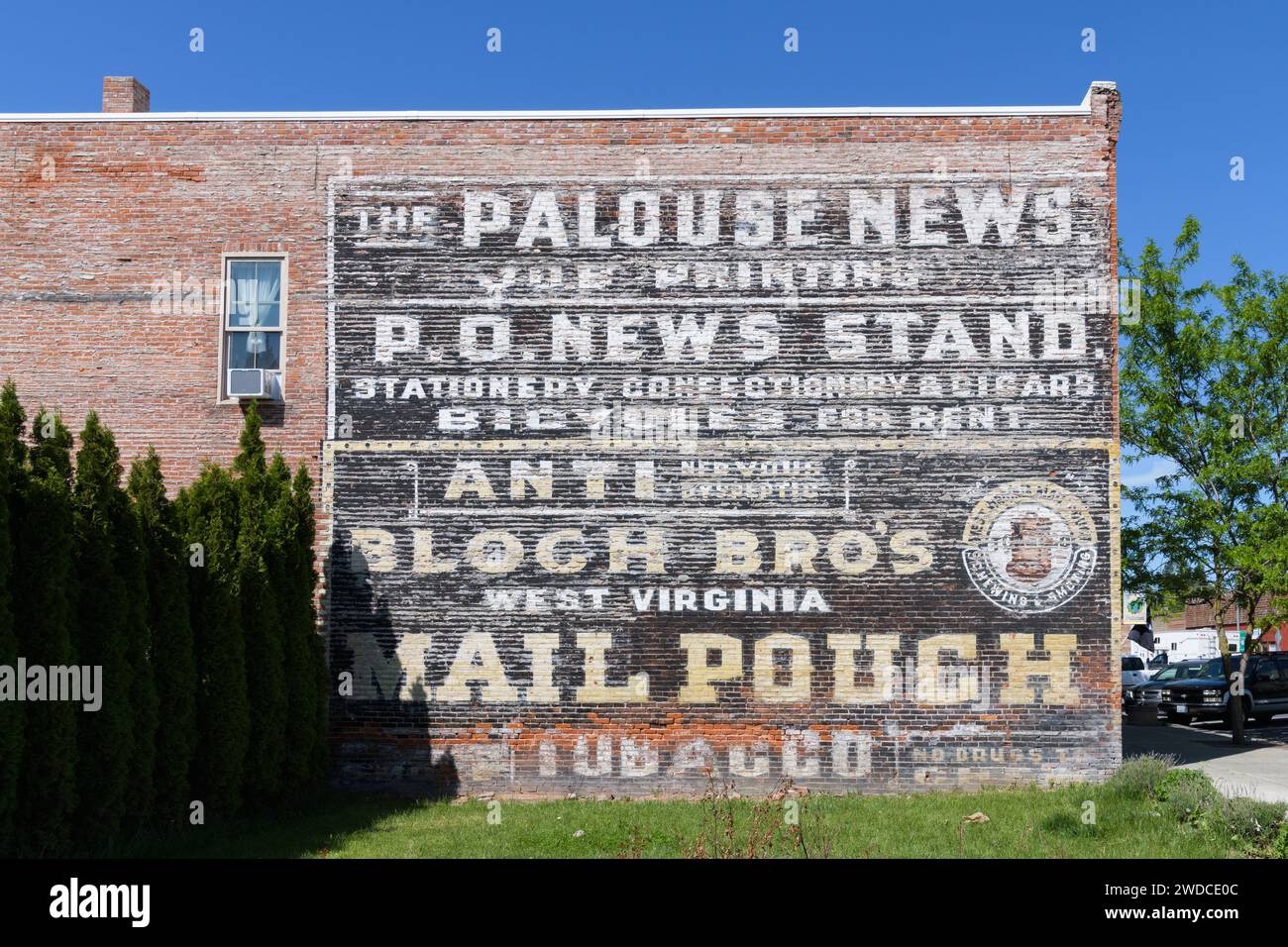 Palouse, Washington, USA - 23 maggio 2023; vecchio muro di mattoni con insegne storiche dipinte Foto Stock