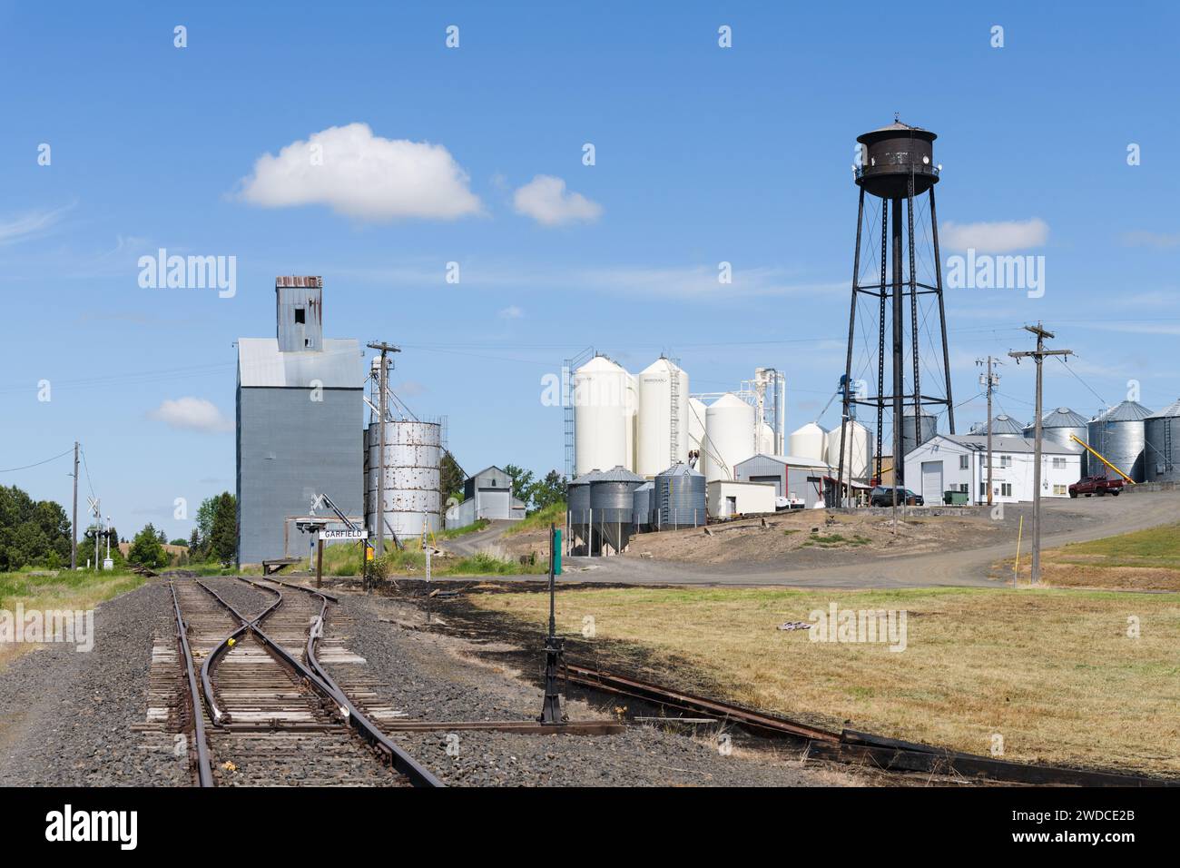 Garfield, WA, USA - 23 maggio 2023; edifici industriali presso lo stabilimento di sementi Garfield nella città della regione di Palouse Foto Stock