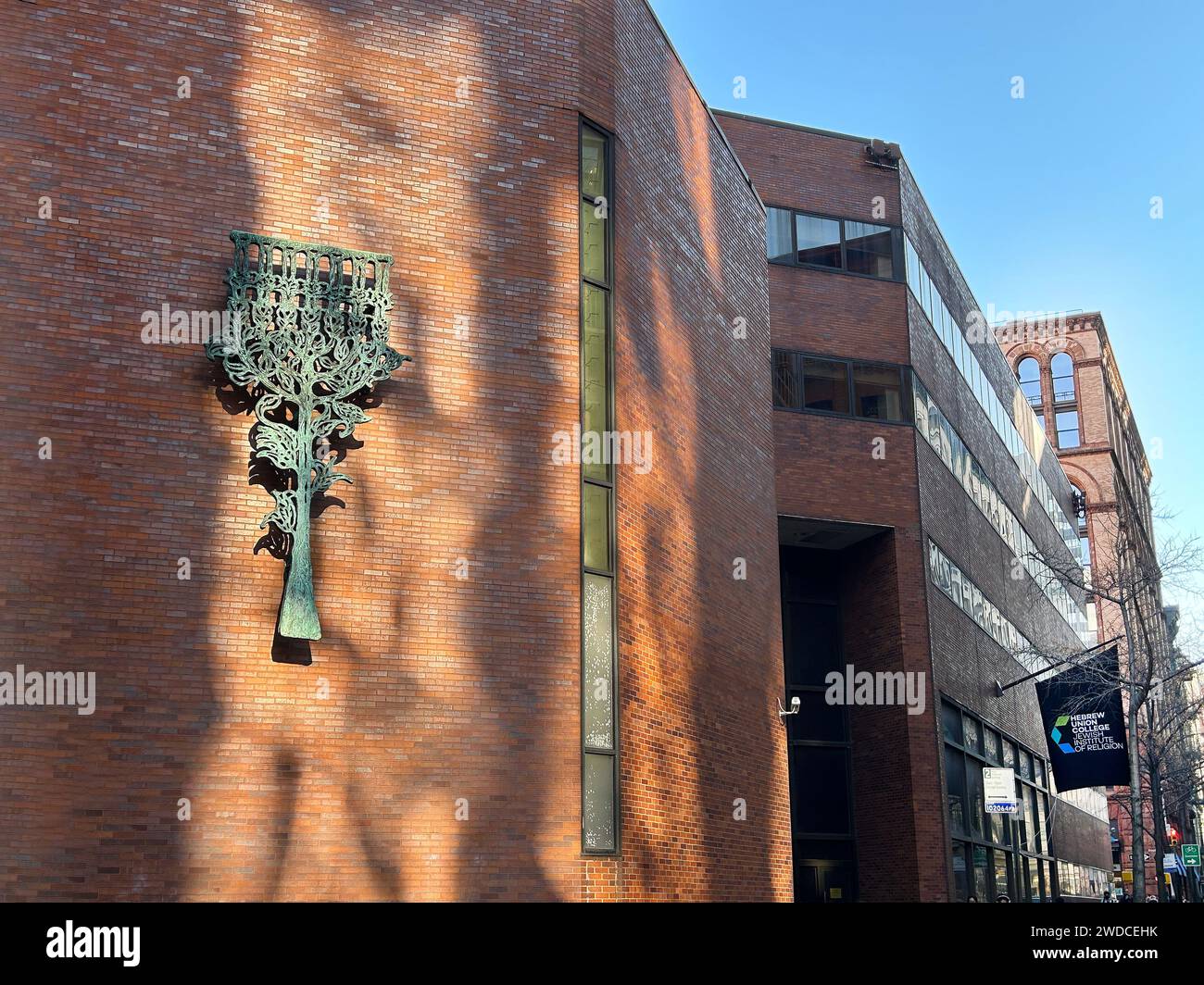 Hebrew Union College – Jewish Institute of Religion, edificio esterno con scultura Hanukkiah in bronzo, Greenwich Village, New York, New York, USA Foto Stock