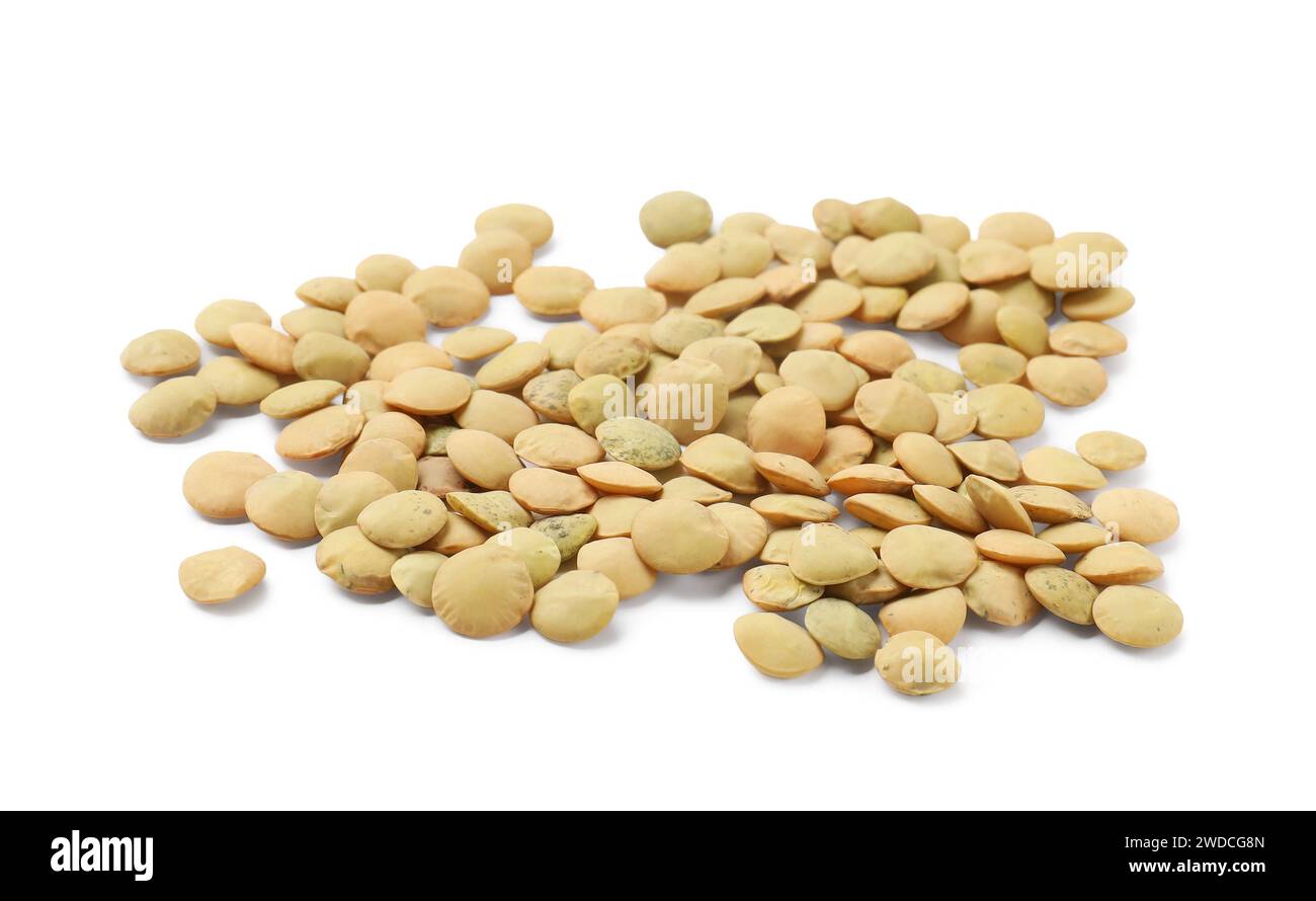 Pila di lenticchie grezze isolate su bianco Foto Stock