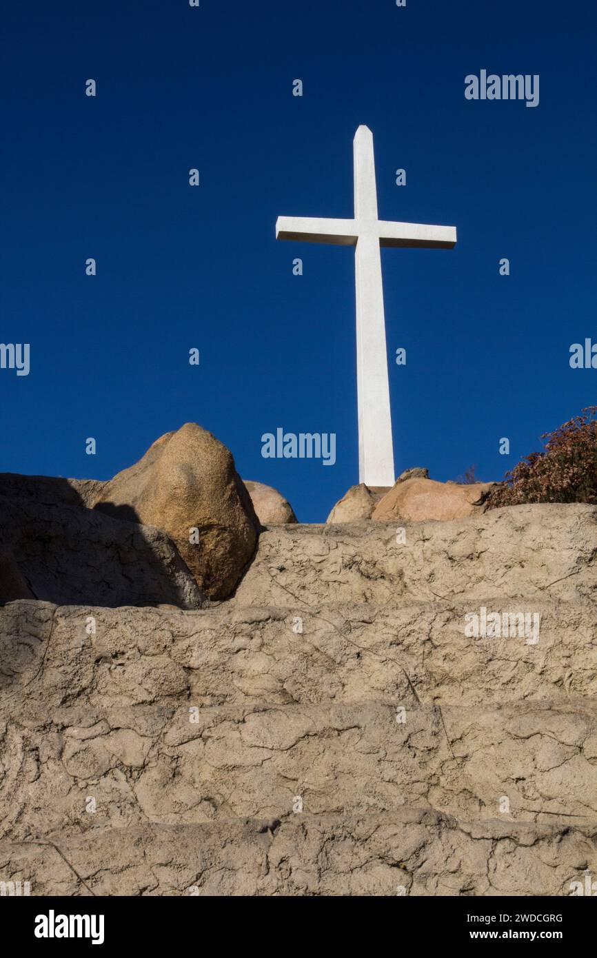 Croce bianca su una collina di roccia Foto Stock
