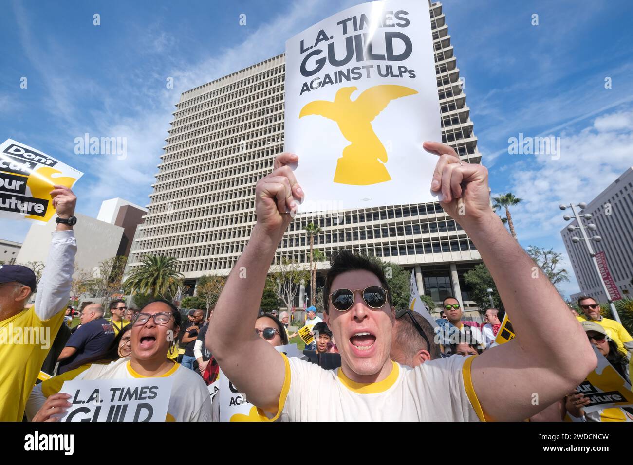 Los Angeles, Stati Uniti. 19 gennaio 2024. I membri del Los Angeles Times Guild cantano slogan e tengono cartelli che esprimono la loro opinione durante uno sciopero di un giorno "Rally to Save Local Journalism" davanti al municipio di Los Angeles. I giornalisti del Los Angeles Times conducono la prima interruzione del lavoro sindacale nella redazione dei 142 anni di storia del giornale di oggi, un giorno dopo che la direzione ha rivelato che i licenziamenti consistenti potrebbero arrivare in mezzo a un crescente deficit di bilancio. Credito: SOPA Images Limited/Alamy Live News Foto Stock