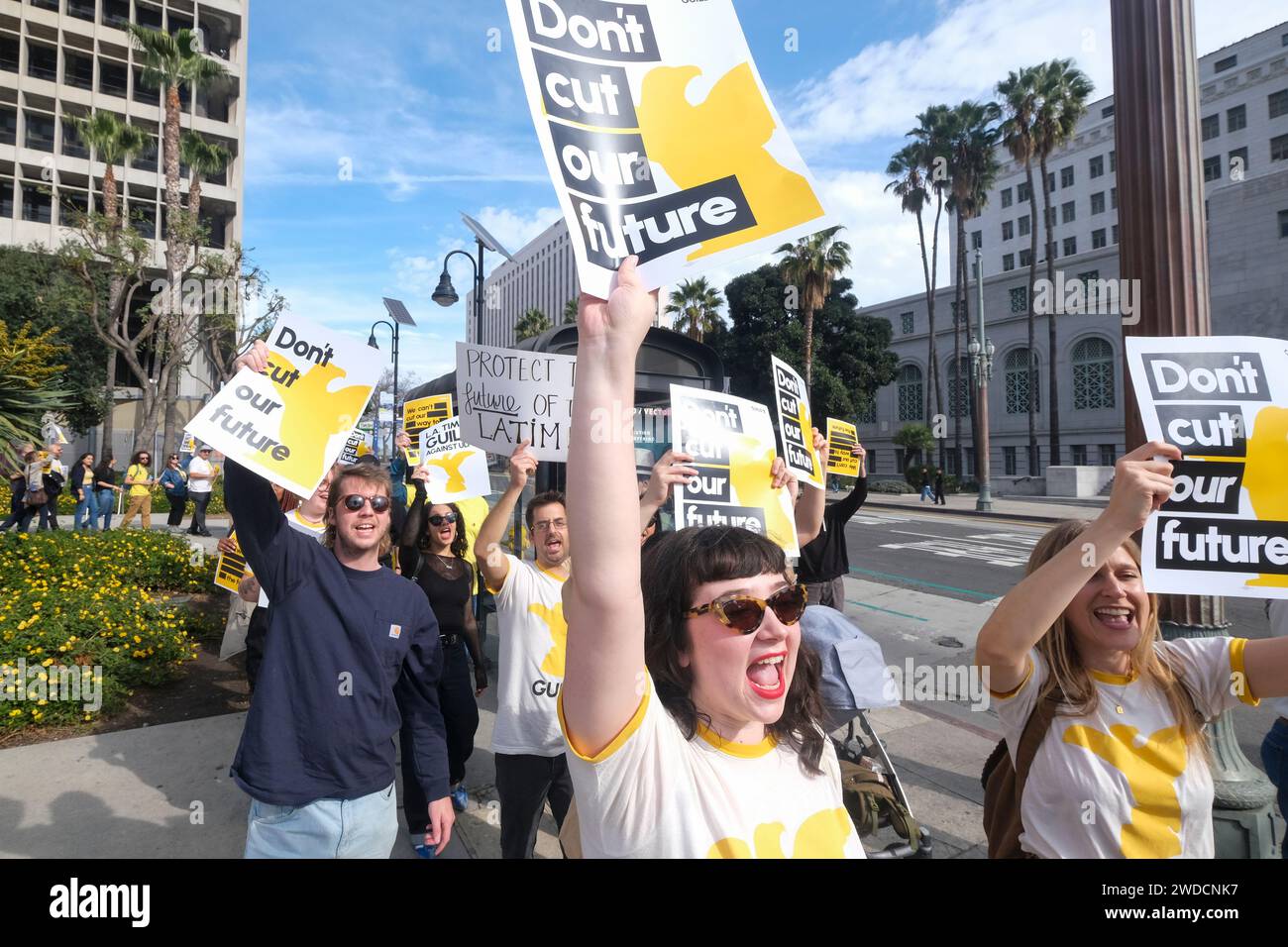 Los Angeles, Stati Uniti. 19 gennaio 2024. I membri del Los Angeles Times Guild cantano slogan e tengono cartelli che esprimono la loro opinione durante uno sciopero di un giorno "Rally to Save Local Journalism" davanti al municipio di Los Angeles. I giornalisti del Los Angeles Times conducono la prima interruzione del lavoro sindacale nella redazione dei 142 anni di storia del giornale di oggi, un giorno dopo che la direzione ha rivelato che i licenziamenti consistenti potrebbero arrivare in mezzo a un crescente deficit di bilancio. (Foto di Ringo Chiu/SOPA Images/Sipa USA) credito: SIPA USA/Alamy Live News Foto Stock