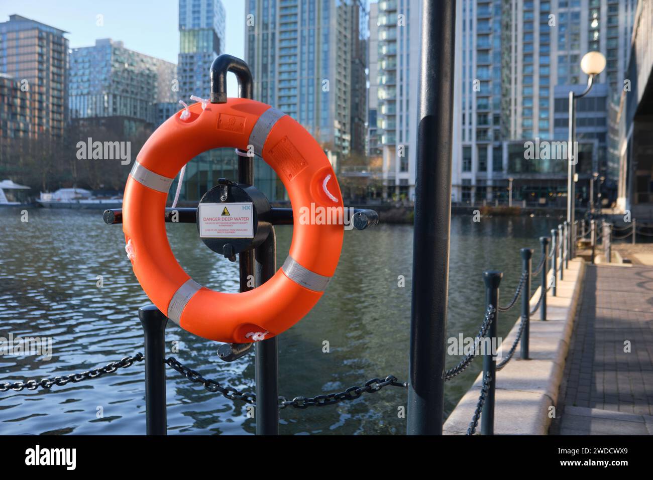 Danger Deep Water - anelli di salvataggio arancioni / anelli galleggianti - South Quay, Canary Wharf, Londra Foto Stock