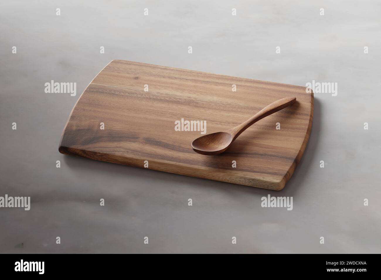 Tagliere su una tavola di legno. Background culinario. Tagliere in legno vuoto, spazio espositivo del prodotto. Foto Stock