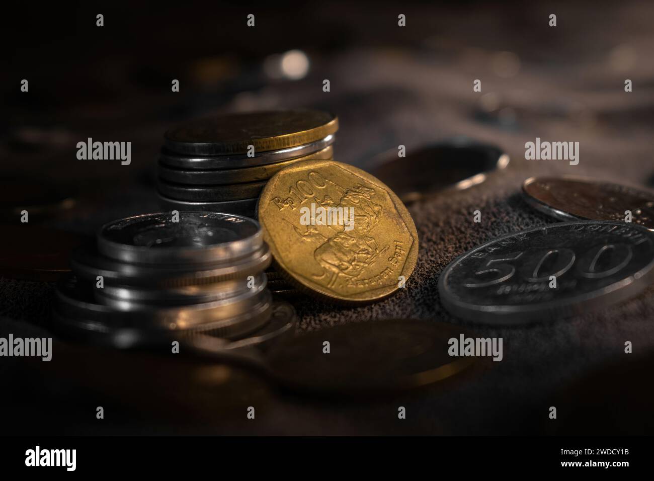 Pila di monete. Vecchie monete indonesiane. monete degli anni '90. Ricchezze e ricchezza. Investimenti finanziari e in cambio di denaro come concetto. Foto Stock