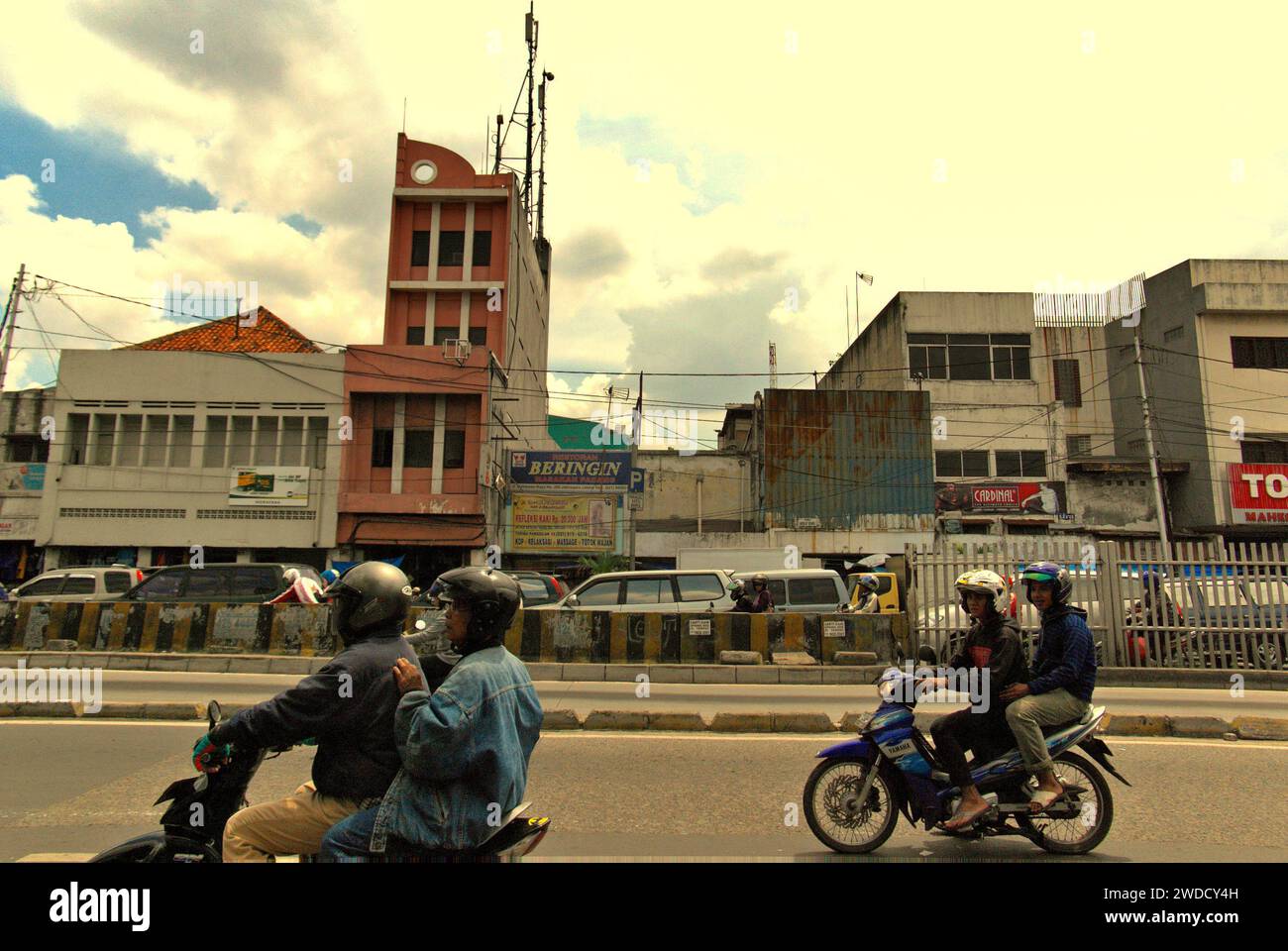 Vista di una strada e del suo traffico a Jatinegara, Giacarta Est, Giacarta, Indonesia. Gli automobilisti viaggiano su un lato vuoto, fotografati in uno sfondo di ingorghi stradali dall'altro lato. Foto Stock