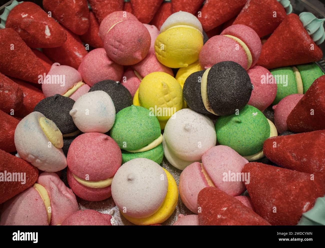 gelatine colorate, dolci gommosi a base di caramelle artigianali di zucchero all'interno del negozio di caramelle Foto Stock