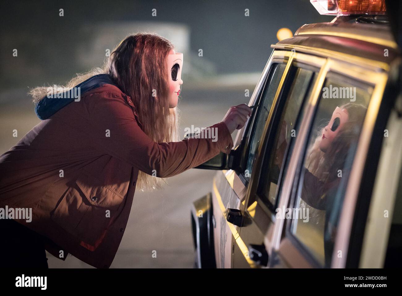 DATA DI USCITA: 9 marzo 2018. TITOLO: The Strangers: Prey at Night. STUDIO: Aviron Pictures. DIRETTORE: Johannes Roberts. TRAMA: Una famiglia di quattro persone che soggiornano in un appartato parco mobile per la notte viene perseguitata e poi cacciata da tre psicopatici mascherati. PROTAGONISTI: Christina Hendricks, Martin Henderson, Bailee Madison. (Immagine di credito: © Aviron Pictures/Entertainment Pictures/ZUMAPRESS.com) SOLO PER USO EDITORIALE! Non per USO commerciale! Foto Stock