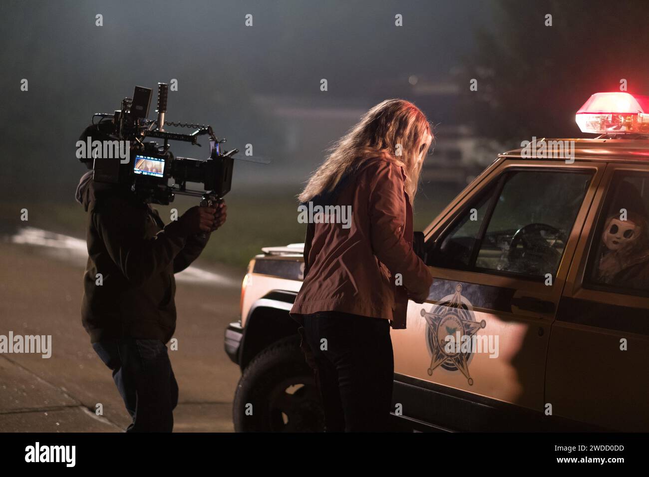 DATA DI USCITA: 9 marzo 2018. TITOLO: The Strangers: Prey at Night. STUDIO: Aviron Pictures. DIRETTORE: Johannes Roberts. TRAMA: Una famiglia di quattro persone che soggiornano in un appartato parco mobile per la notte viene perseguitata e poi cacciata da tre psicopatici mascherati. PROTAGONISTI: Christina Hendricks, Martin Henderson, Bailee Madison. (Immagine di credito: © Aviron Pictures/Entertainment Pictures/ZUMAPRESS.com) SOLO PER USO EDITORIALE! Non per USO commerciale! Foto Stock