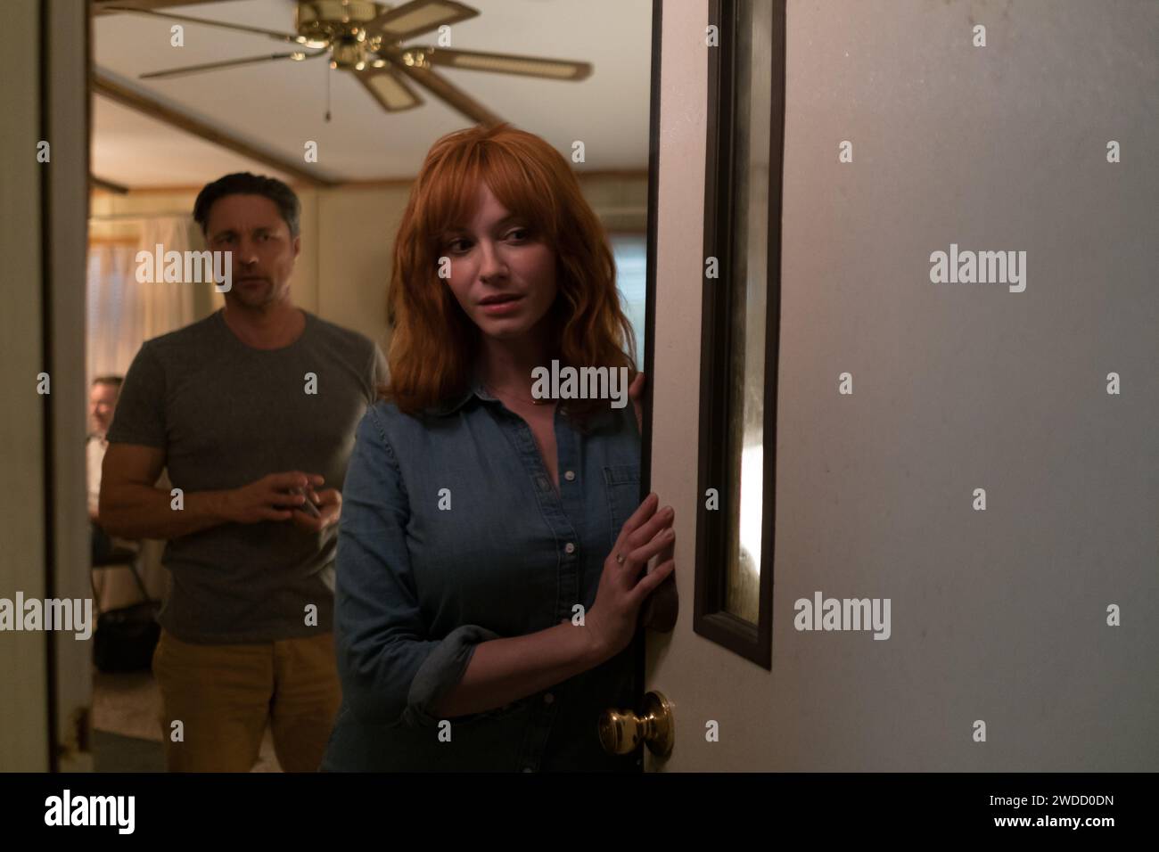 DATA DI USCITA: 9 marzo 2018. TITOLO: The Strangers: Prey at Night. STUDIO: Aviron Pictures. DIRETTORE: Johannes Roberts. TRAMA: Una famiglia di quattro persone che soggiornano in un appartato parco mobile per la notte viene perseguitata e poi cacciata da tre psicopatici mascherati. PROTAGONISTI: Christina Hendricks, Martin Henderson, Bailee Madison. (Immagine di credito: © Aviron Pictures/Entertainment Pictures/ZUMAPRESS.com) SOLO PER USO EDITORIALE! Non per USO commerciale! Foto Stock