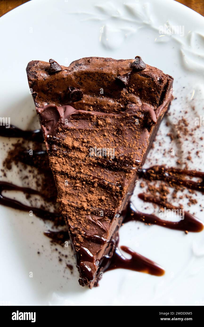 Torta di crepe al cioccolato con salsa al cioccolato. Messa a fuoco selettiva. Foto Stock