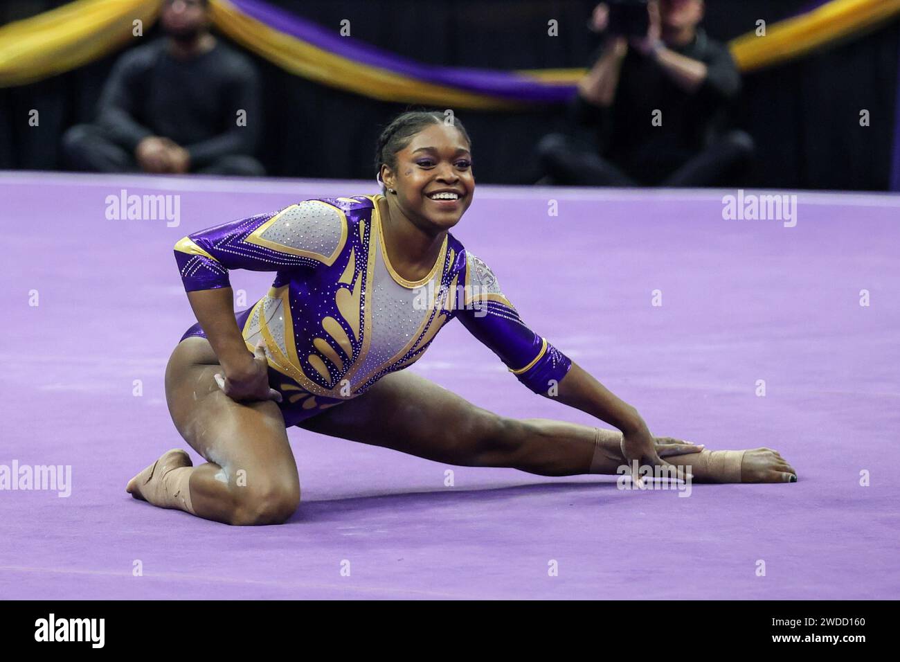 19 gennaio 2024: Kiya Johnson della LSU esegue la sua routine a pavimento per un 10,00 perfetto durante l'azione di ginnastica NCAA tra i Kentucky Wildcats e i LSU Tigers al Pete Maravich Assembly Center di Baton Rouge, LOUISIANA. Jonathan Mailhes/CSM Foto Stock