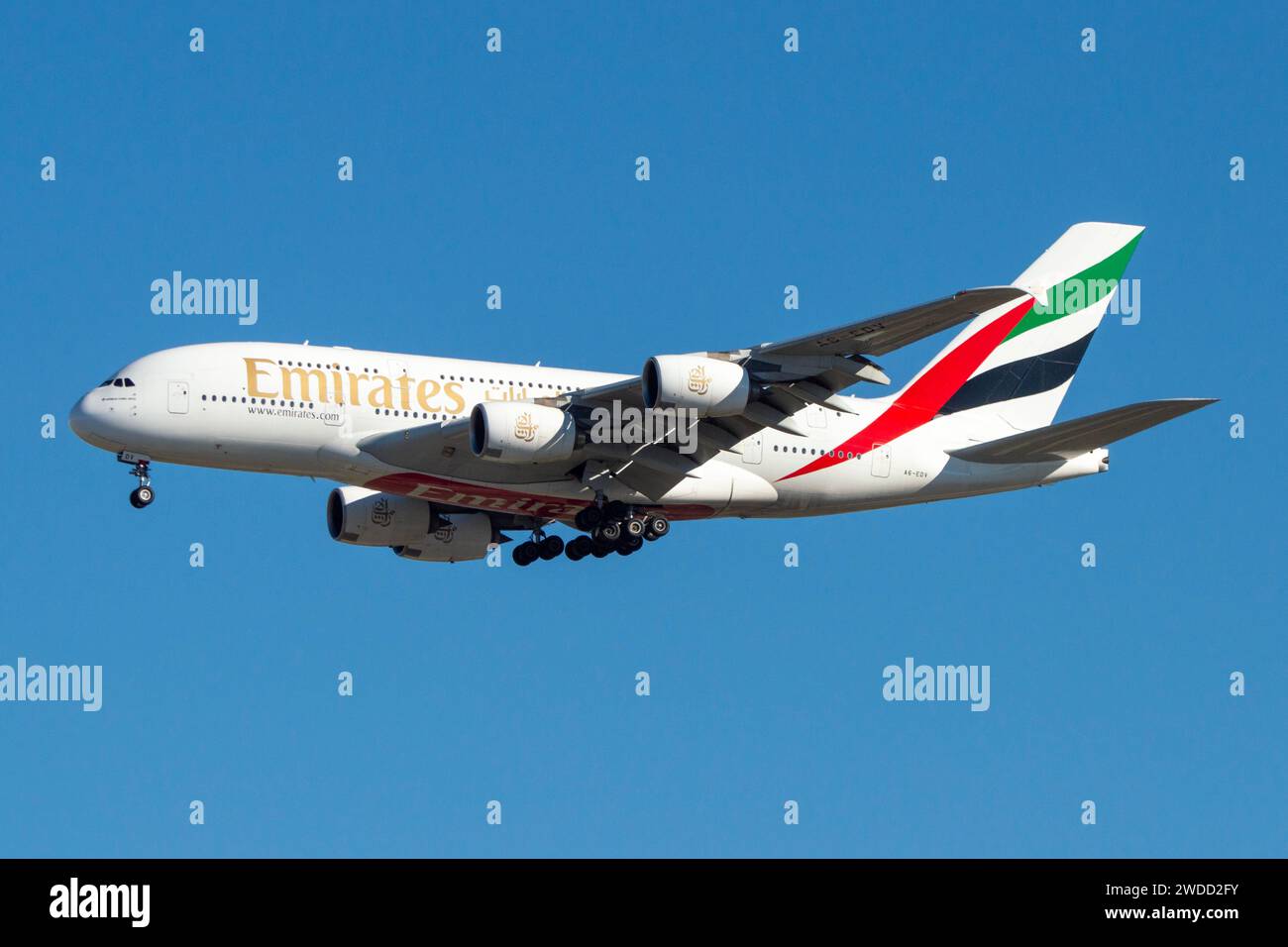 Airbus A380 aereo di linea della compagnia aerea Emirates che atterra a Madrid Foto Stock