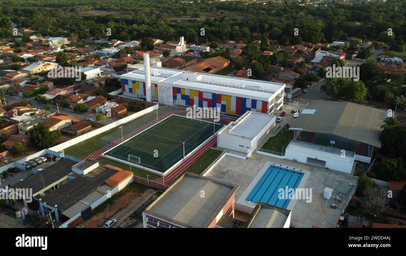 Scuola pubblica a tempo pieno formosa do rio preto, bahia, brasile - 8 dicembre 2023: Veduta aerea di una scuola pubblica a tempo pieno nella città di Formosa do Rio Preto. FORMOSA DO RIO PRETO BAHIA BRASILE COPYRIGHT: XJOAXSOUZAX 081223JOA4310109 Foto Stock