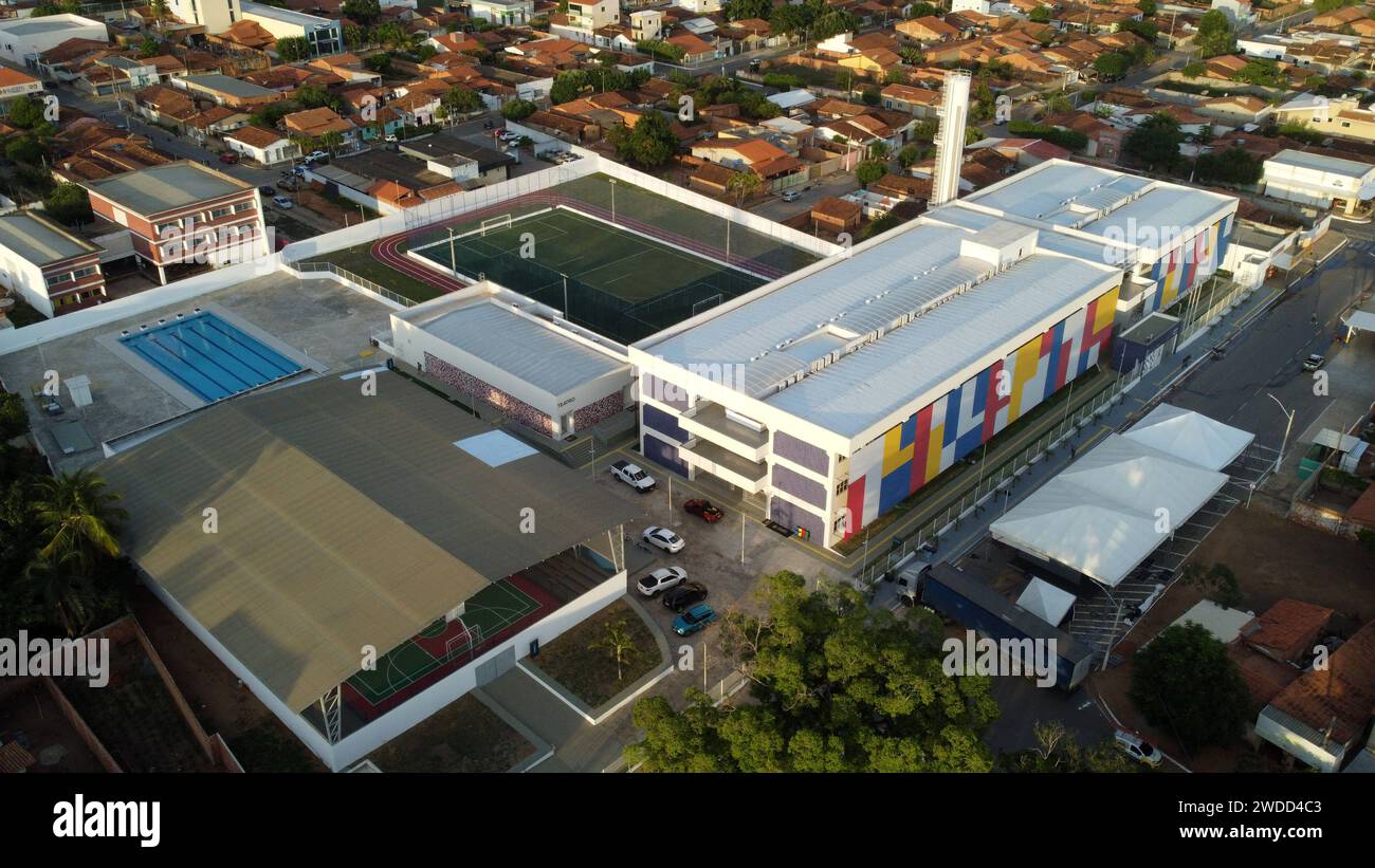 Scuola pubblica a tempo pieno formosa do rio preto, bahia, brasile - 8 dicembre 2023: Veduta aerea di una scuola pubblica a tempo pieno nella città di Formosa do Rio Preto. FORMOSA DO RIO PRETO BAHIA BRASILE COPYRIGHT: XJOAXSOUZAX 081223JOA4310113 Foto Stock