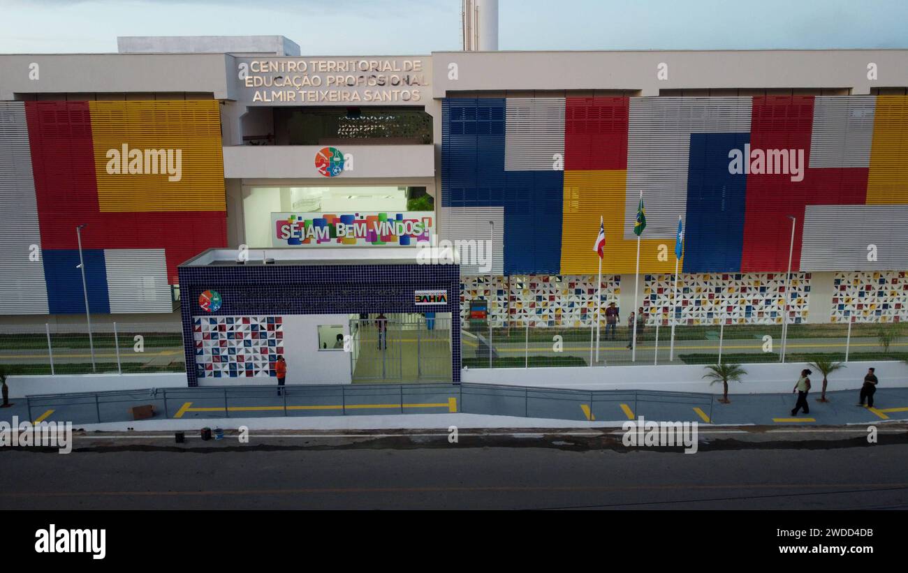 Scuola pubblica a tempo pieno formosa do rio preto, bahia, brasile - 8 dicembre 2023: Veduta aerea di una scuola pubblica a tempo pieno nella città di Formosa do Rio Preto. FORMOSA DO RIO PRETO BAHIA BRASILE COPYRIGHT: XJOAXSOUZAX 081223JOA4310117 Foto Stock