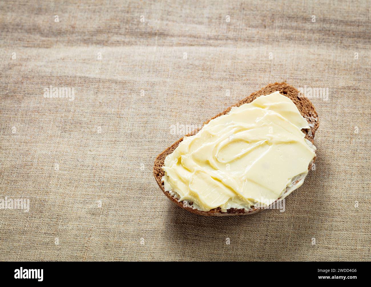 pezzo di pane con sfondo bianco isolato al burro Foto Stock