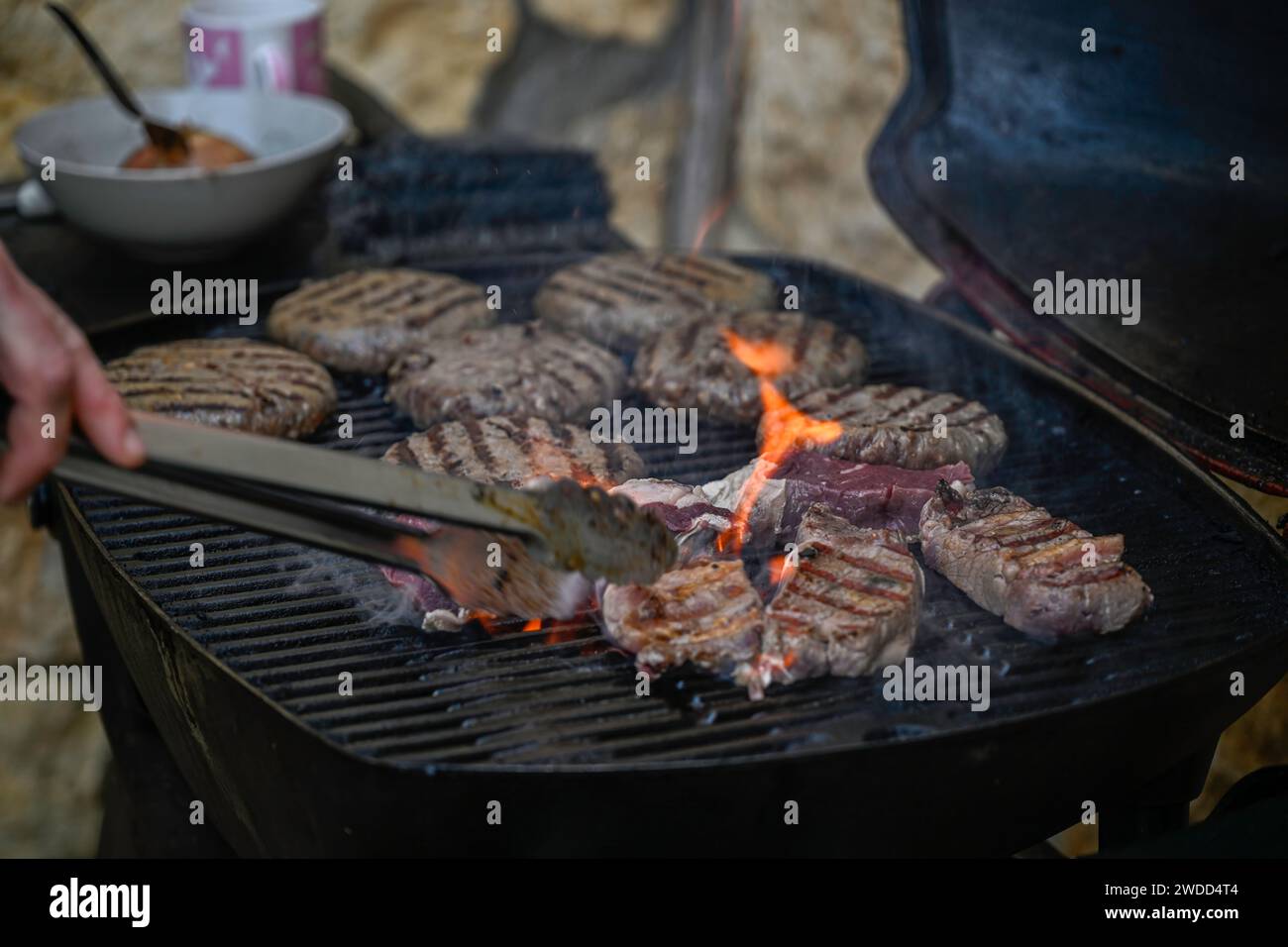 Vicino a un tipico bar-b-q israeliano con hamburger e bistecche, Israele Foto Stock