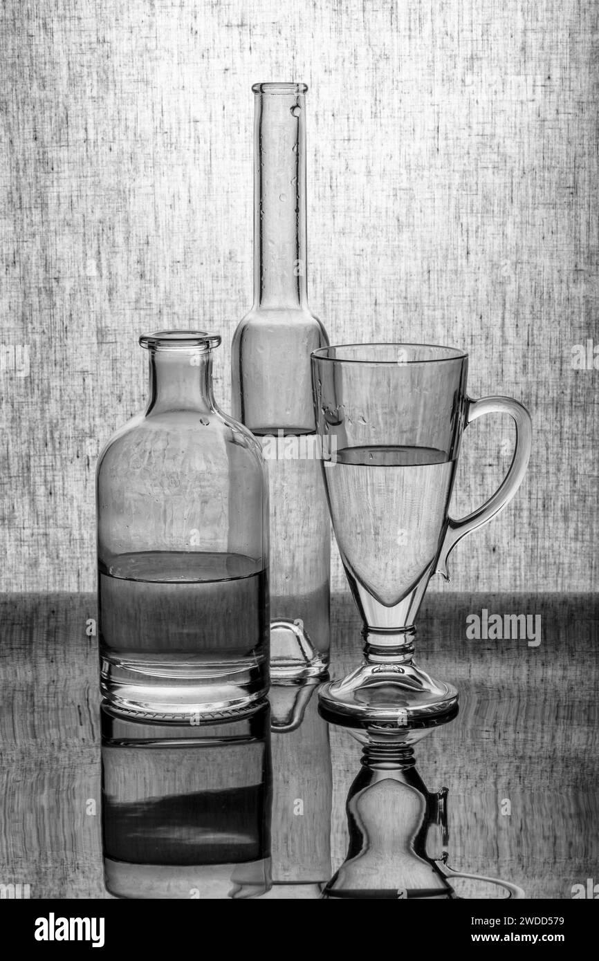 Natura morta con oggetti in vetro con riflesso Foto Stock