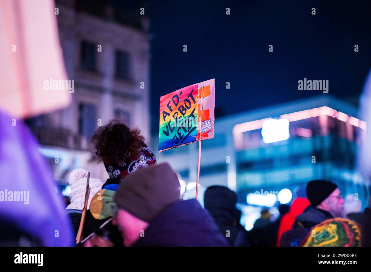 19.01.2024 - dimostrazione gegen Neue Rechte in Minden: Bürgerinnen und Bürger protestieren gegen Rechtsextremismus. Dazu Hat das Bündnis Minden für Demokratie und Vielfalt aufgerufen. Im Bild: Schilder, Plakate mit der Aufschrift AfD Verbot jetzt. , Minden Nordrhein-Westfalen Deutschland **** 19 01 2024 dimostrazione contro la nuova destra a Minden cittadini protestano contro l'estremismo di destra l'Alleanza Minden per la democrazia e la diversità lo ha richiesto nei cartelli illustrati, nei poster con l'iscrizione AfD Ban Now , Minden Renania settentrionale-Vestfalia Germania Foto Stock