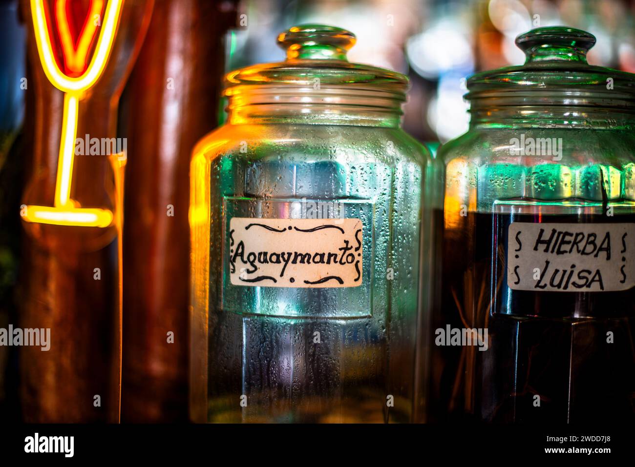 Bottiglia di liquore realizzata con aguaymanto con luce colorata sul retro primo piano della bottiglia con etichetta fotografata in Paracas in Perù Foto Stock