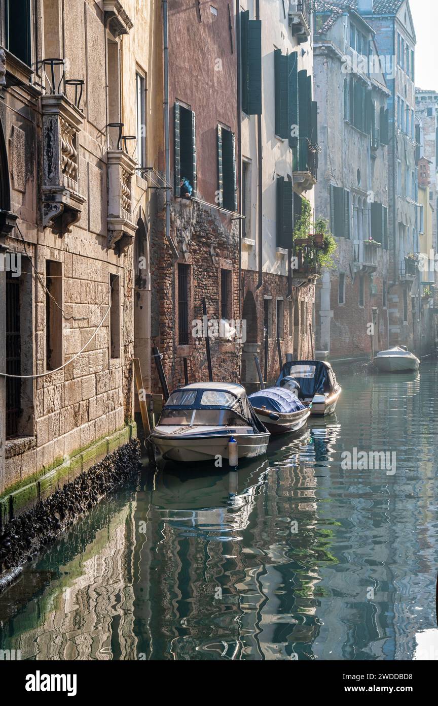 Piccole barche a motore ormeggiate in un piccolo canale a Venezia in Italia Foto Stock