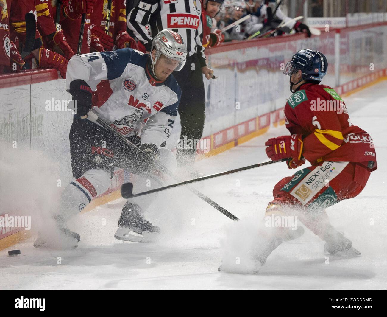 # Duesseldorfer EG vs. Nuernberg Ice Tigers, Eishockey, Penny DEL, 39. Spieltag, Saison 2023/2024, 19.01.2024 foto: Eibner-Pressefoto/Thomas Haesler Foto Stock