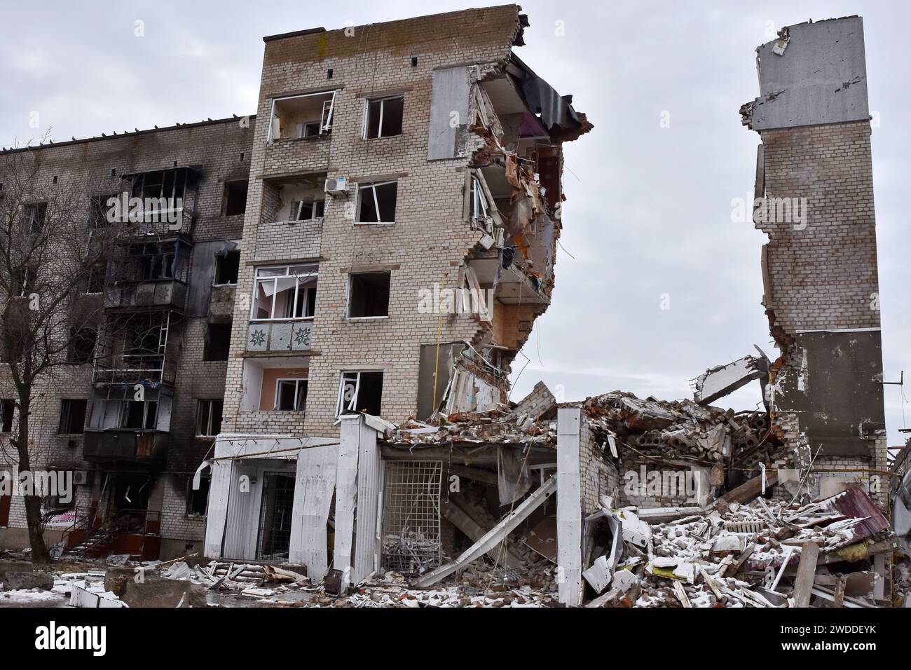 Orikhiv, Ucraina. 18 gennaio 2024. Una vista di un edificio di appartamenti che è stato danneggiato dai bombardamenti russi a Orikhiv. Orikhiv è una piccola città vicino a Zaporizhzhia, che funge da ultimo pilastro di resistenza per i soldati dell'esercito ucraino a sud, mentre le forze armate russe continuano ad avanzare verso la Robotyne liberata. I cittadini di Orikhiv, che ospitano circa 700 persone, rischiano la vita sopportando quotidianamente la bomba aerea e gli attacchi di artiglieria mentre lottano per sopravvivere. (Foto di Andriy Andriyenko/SOPA Images/Sipa USA) credito: SIPA USA/Alamy Live News Foto Stock