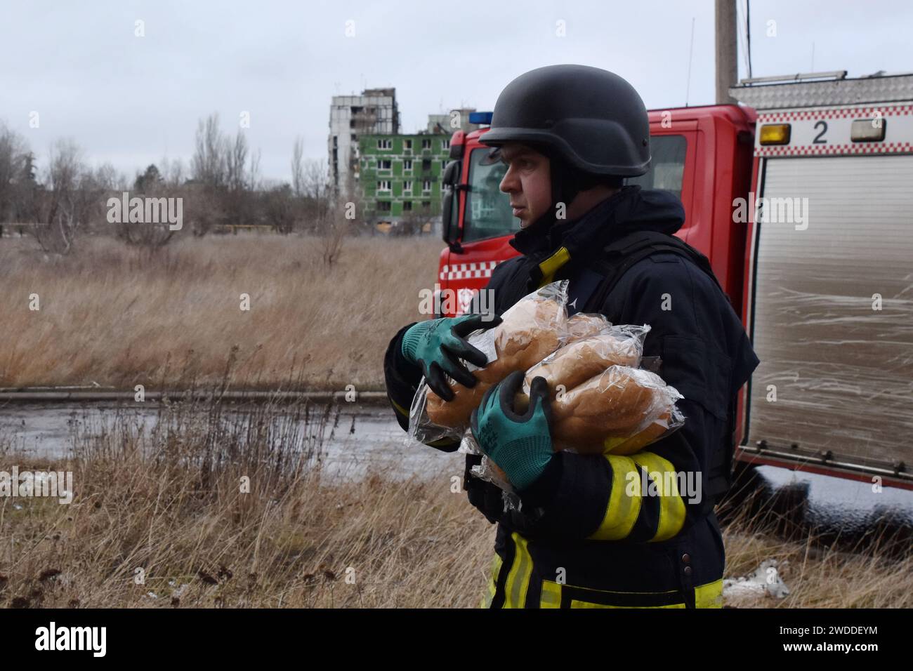 Orikhiv, Ucraina. 18 gennaio 2024. Un soccorritore consegna pane fresco a un rifugio di residenti locali a Orikhiv. Orikhiv è una piccola città vicino a Zaporizhzhia, che funge da ultimo pilastro di resistenza per i soldati dell'esercito ucraino a sud, mentre le forze armate russe continuano ad avanzare verso la Robotyne liberata. I cittadini di Orikhiv, che ospitano circa 700 persone, rischiano la vita sopportando quotidianamente la bomba aerea e gli attacchi di artiglieria mentre lottano per sopravvivere. (Foto di Andriy Andriyenko/SOPA Images/Sipa USA) credito: SIPA USA/Alamy Live News Foto Stock