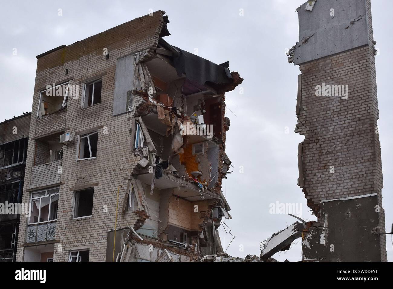 Orikhiv, Ucraina. 18 gennaio 2024. Una vista di un edificio di appartamenti che è stato danneggiato dai bombardamenti russi a Orikhiv. Orikhiv è una piccola città vicino a Zaporizhzhia, che funge da ultimo pilastro di resistenza per i soldati dell'esercito ucraino a sud, mentre le forze armate russe continuano ad avanzare verso la Robotyne liberata. I cittadini di Orikhiv, che ospitano circa 700 persone, rischiano la vita sopportando quotidianamente la bomba aerea e gli attacchi di artiglieria mentre lottano per sopravvivere. (Foto di Andriy Andriyenko/SOPA Images/Sipa USA) credito: SIPA USA/Alamy Live News Foto Stock