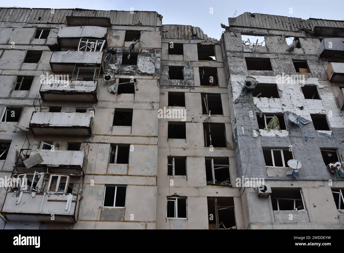 Orikhiv, Ucraina. 18 gennaio 2024. Vista dei condomini danneggiati dai bombardamenti russi a Orikhiv. Orikhiv è una piccola città vicino a Zaporizhzhia, che funge da ultimo pilastro di resistenza per i soldati dell'esercito ucraino a sud, mentre le forze armate russe continuano ad avanzare verso la Robotyne liberata. I cittadini di Orikhiv, che ospitano circa 700 persone, rischiano la vita sopportando quotidianamente la bomba aerea e gli attacchi di artiglieria mentre lottano per sopravvivere. (Foto di Andriy Andriyenko/SOPA Images/Sipa USA) credito: SIPA USA/Alamy Live News Foto Stock