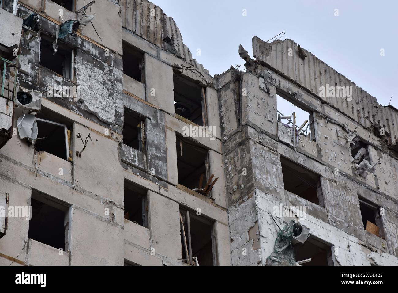 Orikhiv, Ucraina. 18 gennaio 2024. Vista dei condomini danneggiati dai bombardamenti russi a Orikhiv. Orikhiv è una piccola città vicino a Zaporizhzhia, che funge da ultimo pilastro di resistenza per i soldati dell'esercito ucraino a sud, mentre le forze armate russe continuano ad avanzare verso la Robotyne liberata. I cittadini di Orikhiv, che ospitano circa 700 persone, rischiano la vita sopportando quotidianamente la bomba aerea e gli attacchi di artiglieria mentre lottano per sopravvivere. (Foto di Andriy Andriyenko/SOPA Images/Sipa USA) credito: SIPA USA/Alamy Live News Foto Stock