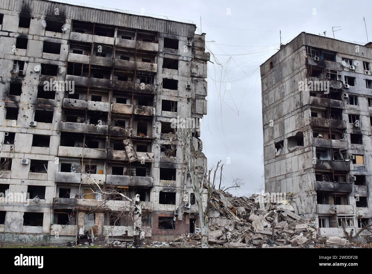 Orikhiv, Ucraina. 18 gennaio 2024. Una vista di un edificio di appartamenti che è stato danneggiato dai bombardamenti russi a Orikhiv. Orikhiv è una piccola città vicino a Zaporizhzhia, che funge da ultimo pilastro di resistenza per i soldati dell'esercito ucraino a sud, mentre le forze armate russe continuano ad avanzare verso la Robotyne liberata. I cittadini di Orikhiv, che ospitano circa 700 persone, rischiano la vita sopportando quotidianamente la bomba aerea e gli attacchi di artiglieria mentre lottano per sopravvivere. (Foto di Andriy Andriyenko/SOPA Images/Sipa USA) credito: SIPA USA/Alamy Live News Foto Stock