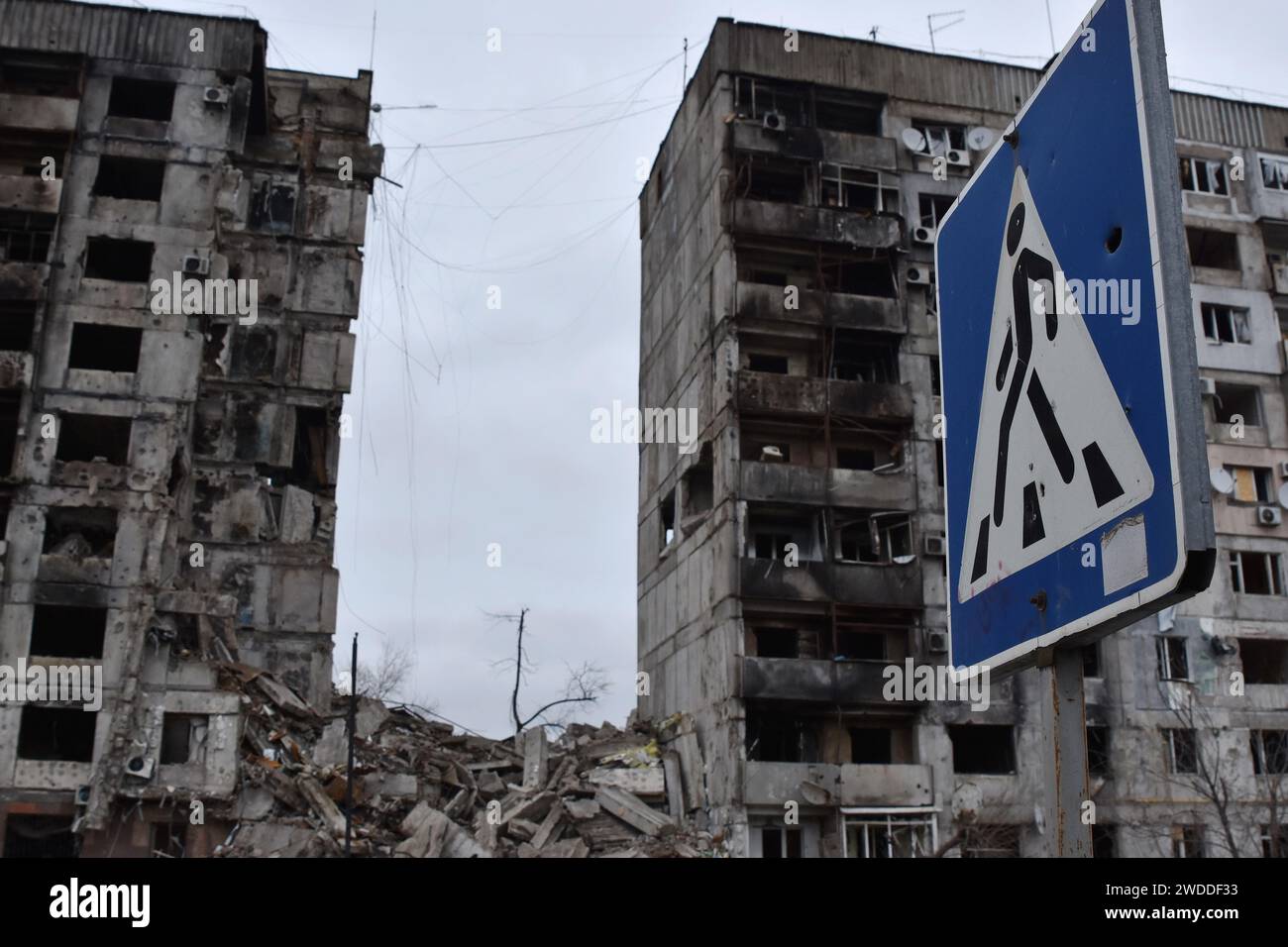Orikhiv, Ucraina. 18 gennaio 2024. Vista dei condomini danneggiati dai bombardamenti russi a Orikhiv. Orikhiv è una piccola città vicino a Zaporizhzhia, che funge da ultimo pilastro di resistenza per i soldati dell'esercito ucraino a sud, mentre le forze armate russe continuano ad avanzare verso la Robotyne liberata. I cittadini di Orikhiv, che ospitano circa 700 persone, rischiano la vita sopportando quotidianamente la bomba aerea e gli attacchi di artiglieria mentre lottano per sopravvivere. (Foto di Andriy Andriyenko/SOPA Images/Sipa USA) credito: SIPA USA/Alamy Live News Foto Stock