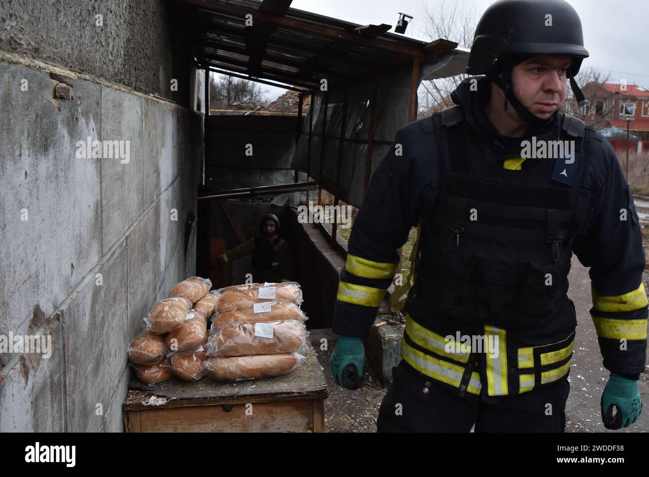 Orikhiv, Ucraina. 18 gennaio 2024. Un soccorritore consegna pane fresco a un rifugio di residenti locali a Orikhiv. Orikhiv è una piccola città vicino a Zaporizhzhia, che funge da ultimo pilastro di resistenza per i soldati dell'esercito ucraino a sud, mentre le forze armate russe continuano ad avanzare verso la Robotyne liberata. I cittadini di Orikhiv, che ospitano circa 700 persone, rischiano la vita sopportando quotidianamente la bomba aerea e gli attacchi di artiglieria mentre lottano per sopravvivere. (Foto di Andriy Andriyenko/SOPA Images/Sipa USA) credito: SIPA USA/Alamy Live News Foto Stock