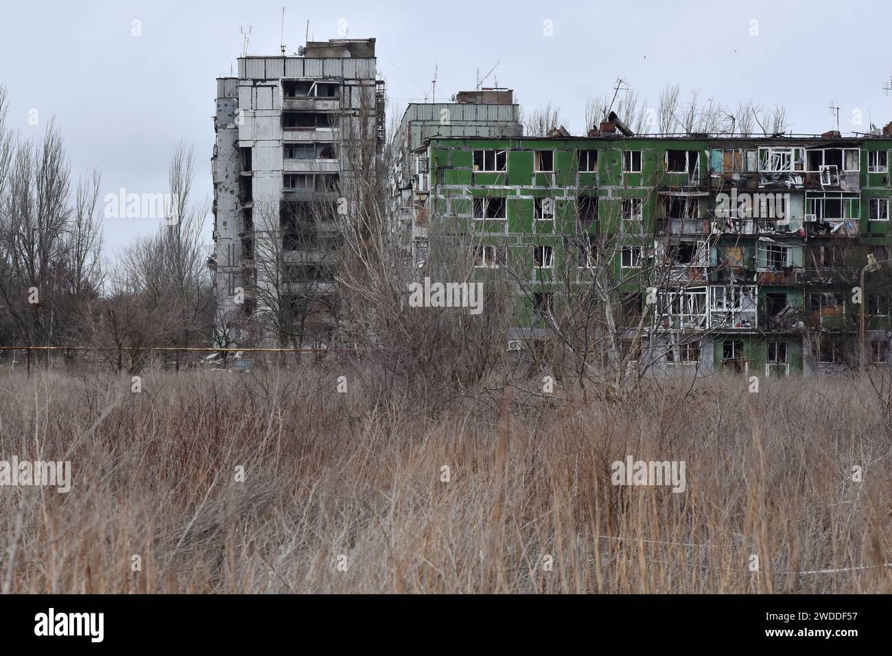 Orikhiv, Ucraina. 18 gennaio 2024. Vista dei condomini danneggiati dai bombardamenti russi a Orikhiv. Orikhiv è una piccola città vicino a Zaporizhzhia, che funge da ultimo pilastro di resistenza per i soldati dell'esercito ucraino a sud, mentre le forze armate russe continuano ad avanzare verso la Robotyne liberata. I cittadini di Orikhiv, che ospitano circa 700 persone, rischiano la vita sopportando quotidianamente la bomba aerea e gli attacchi di artiglieria mentre lottano per sopravvivere. (Foto di Andriy Andriyenko/SOPA Images/Sipa USA) credito: SIPA USA/Alamy Live News Foto Stock