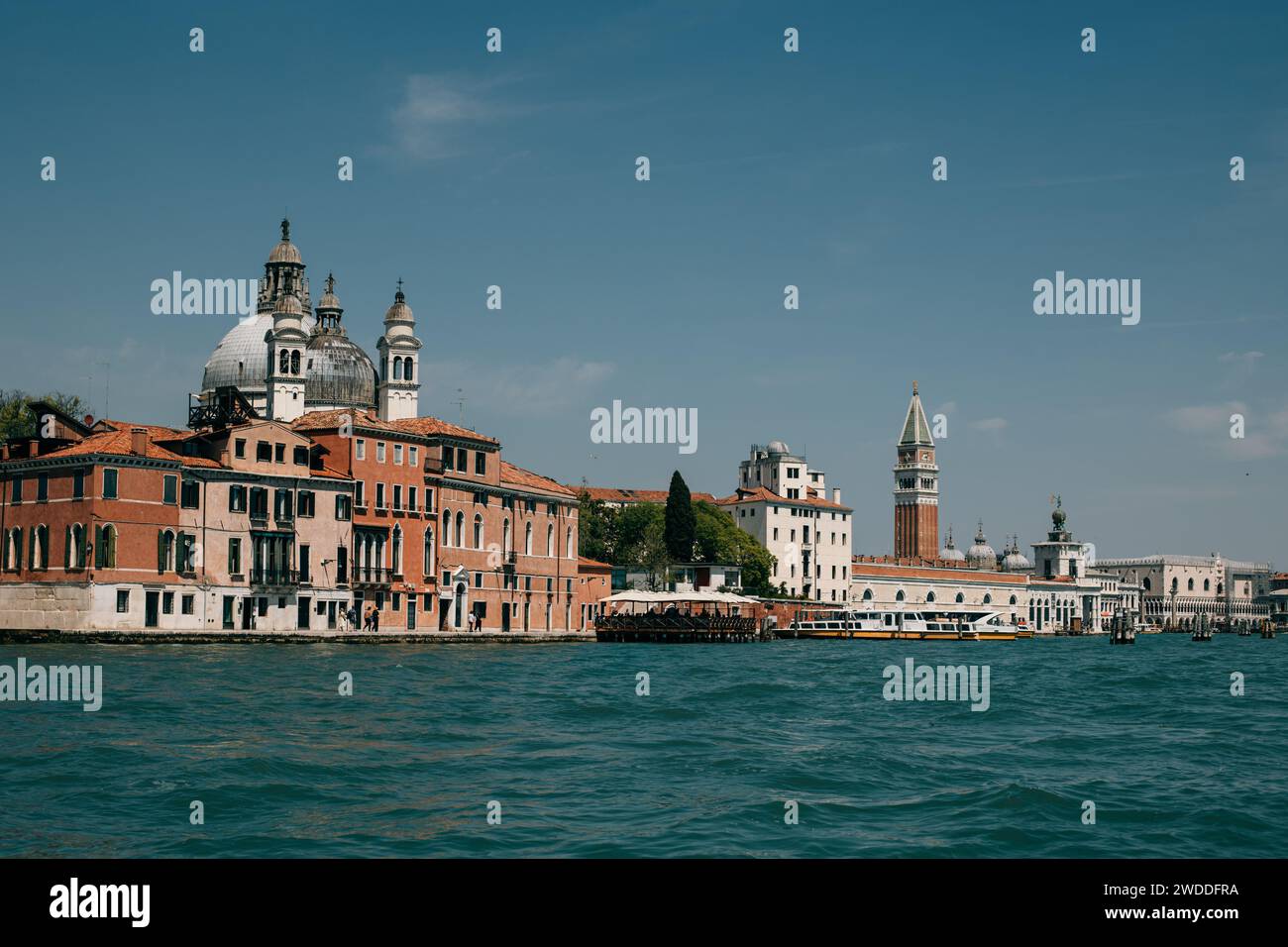 Incredibile vista della città vecchia di Venezia e del mare. Destinazione di viaggio in Italia. Foto Stock