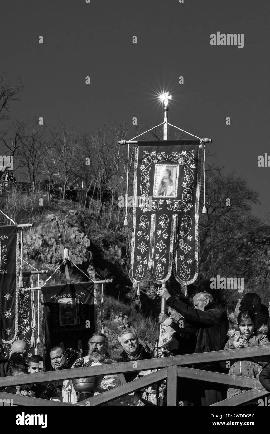 Persone al ponte di legno , recinzione nera . Religione ortodossa. Il giorno dell'Epifania. Vodici. Tradizione macedone. 1,19. 2024 Shtip Macedonia Foto Stock