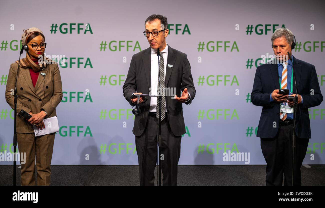 Berlino, Germania. 20 gennaio 2024. CEM Özdemir (M, Alliance 90/The Green), ministro federale dell'alimentazione e dell'agricoltura, Josefa Sacko (l), Commissario dell'Unione africana per l'economia rurale e l'agricoltura, e Paulo Teixeira, ministro brasiliano per lo sviluppo agricolo e l'agricoltura familiare, sono in scena prima dell'inizio della Conferenza dei ministri dell'agricoltura di Berlino. Crediti: Monika Skolimowska/dpa/Alamy Live News Foto Stock