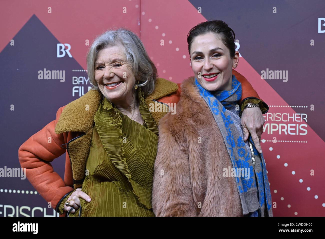 Jutta SPEIDEL Schauspielerin, mit Tochter Antonia Feuerstein, Roter Teppich, Red Carpet, Bayerischer Filmpreis 2023 am 19.09.2024 im Prinzregententheater di Monaco. Sven Simon Fotoagentur GmbH & Co Pressefoto KG Prinzess-Luise-Str. 41 45479 M u e l h e i m / R u h r Tel. 0208/9413250 Fax 0208/9413260 GLS Bancata BLZ 430 609 67 KTO. 4030 025 100 IBAN DE75 4306 0967 4030 0251 00 BIC GENODEM1GLS www.svensimon.net *** Jutta SPEIDEL attrice , con la figlia Antonia Feuerstein, Red Carpet, Bavarian Film Award 2023 il 19 09 2024 al Prinzregententheater di Monaco Sven Simon Fotoagentur GmbH Co Presse Foto Stock