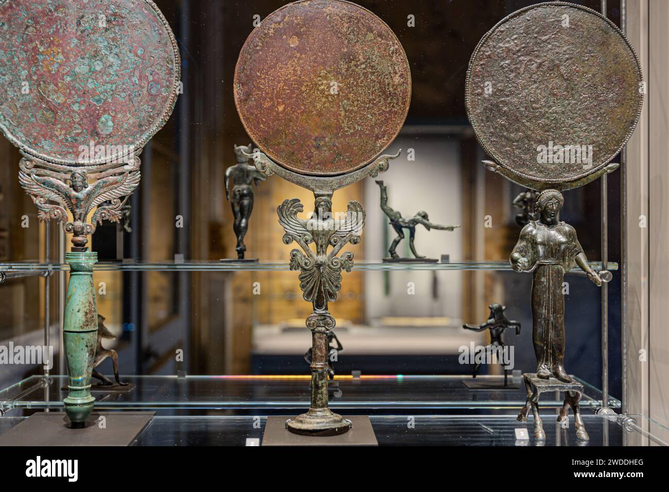 Varie antichità e opere d'arte delle collezioni del Museo del Louvre a Parigi, in Francia Foto Stock